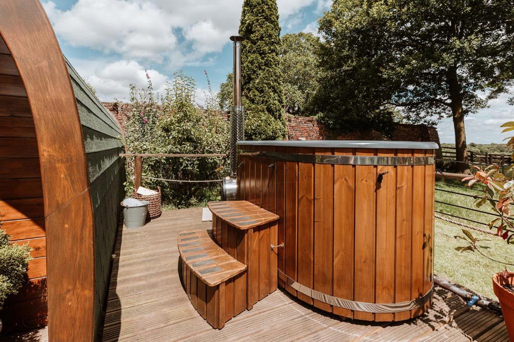 Secluded Cosy Luxury Pod with Wood Fired Hot Tub, Shrewsbury photo 3