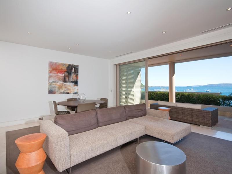 Luxury One-Bedroom Apartment - Pool Level 101