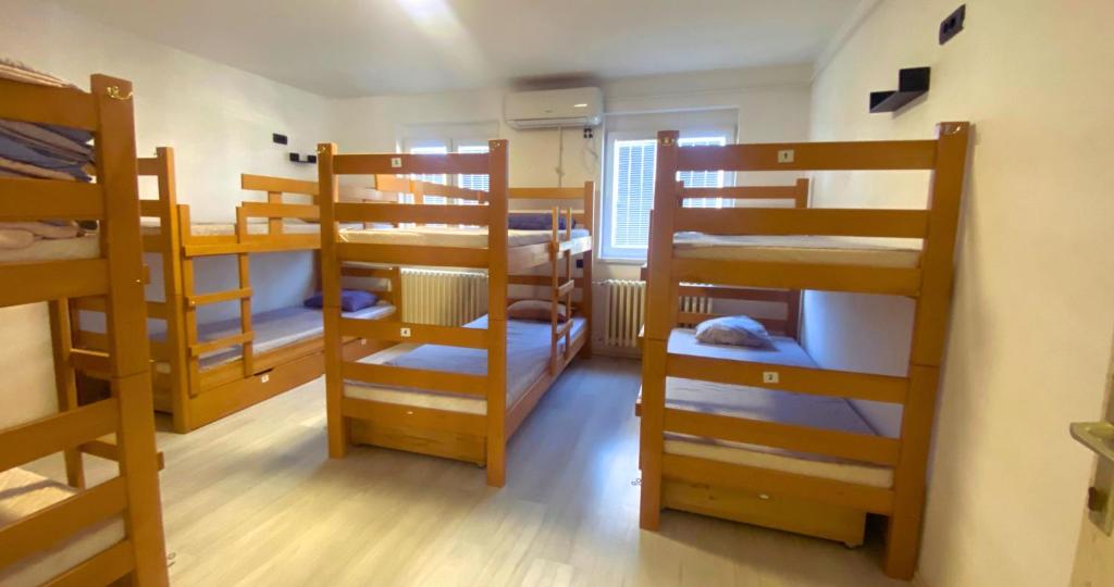 Lierra Downtown Hostel - 3