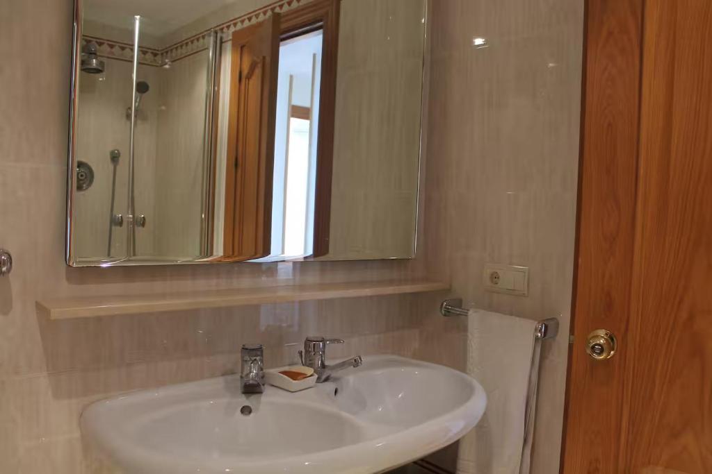 3 Bedroom Apartment by the Beach Line, Porlamar - 3