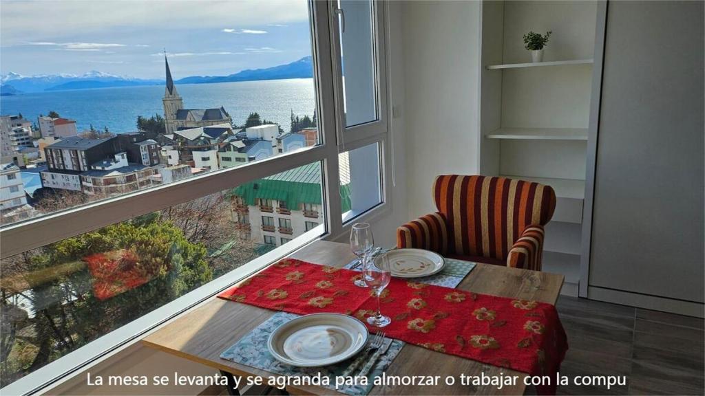 Departamento céntrico con estacionamiento y vista al lago - 2
