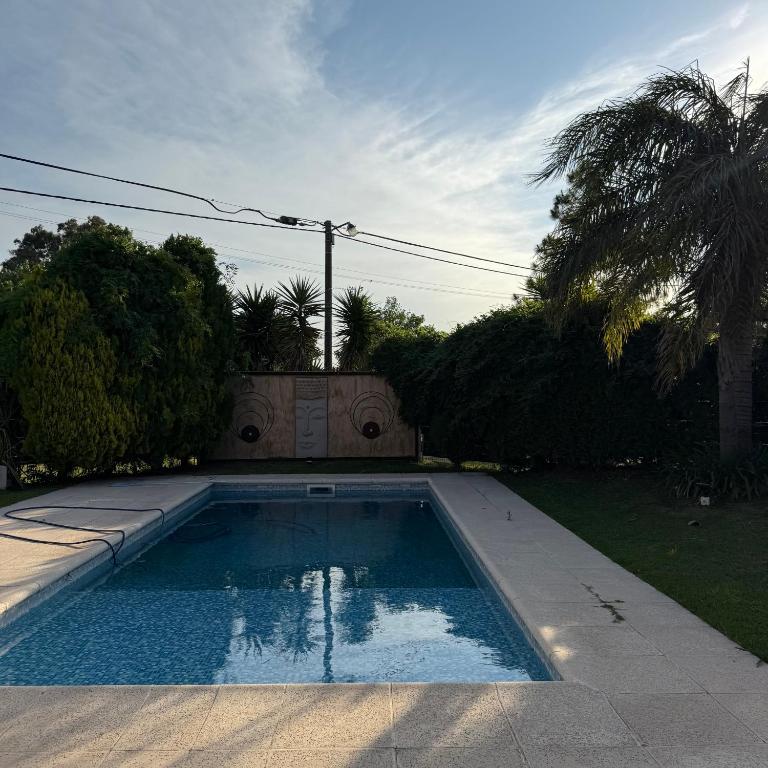 Sumergite en una gran piscina o jacuzzi - 2