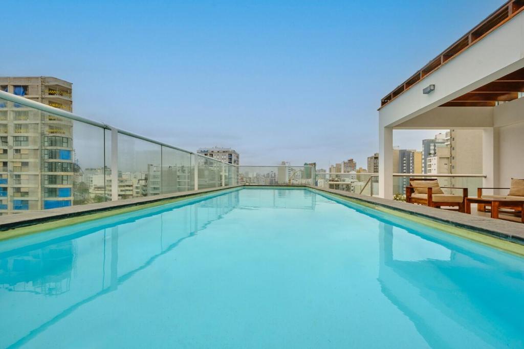 Oceanfront 2BR on Miraflores Malecón Rooftop Pool & BBQ - 4