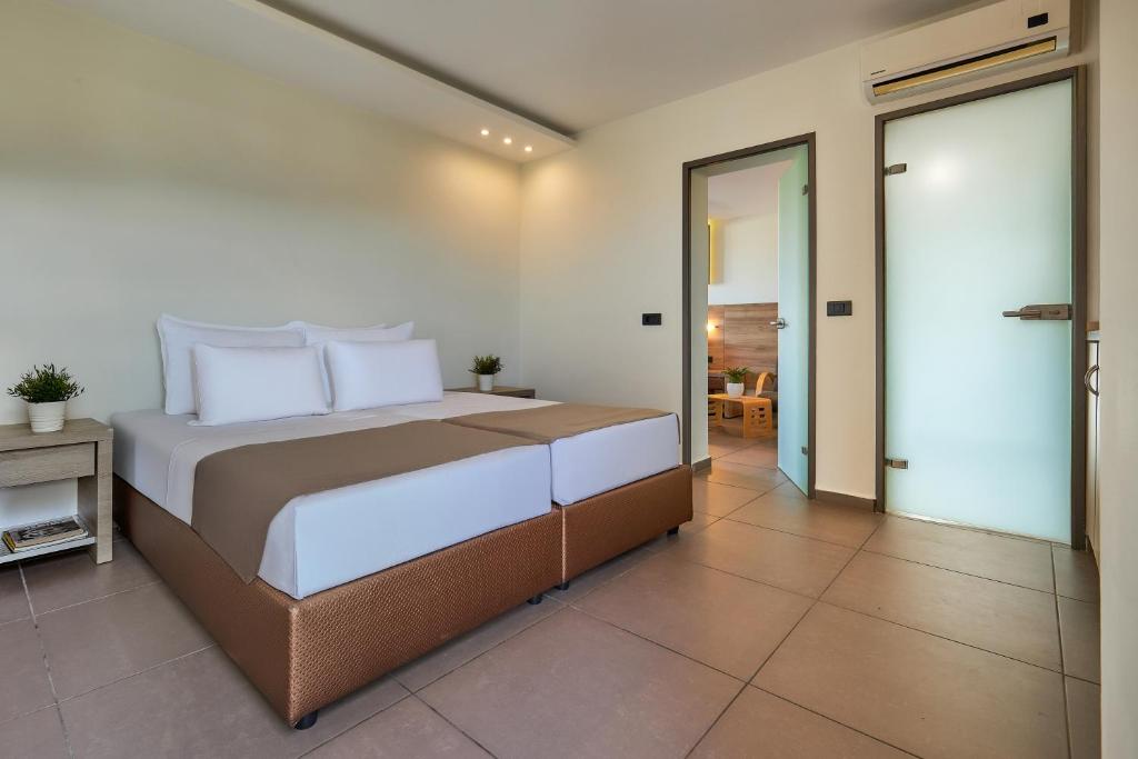 Dionisos Hotel — Hotel rooms in Malia
