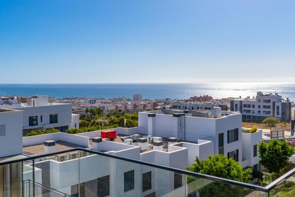 Modern 3 bedroom apartment with sea views - 5