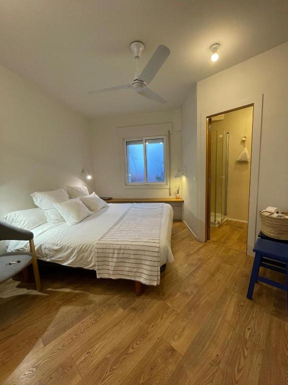 Atlantic-style accommodation in the center - 3