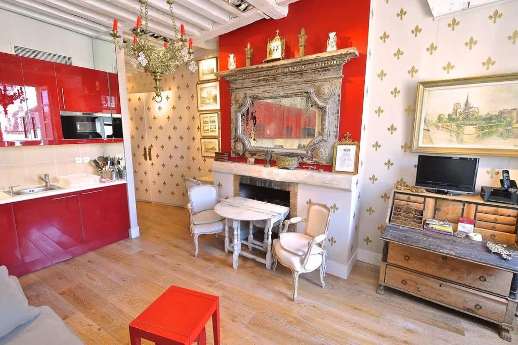 Charming Stay Near Notre Dame FDL with AC - 4