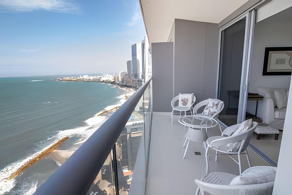Luxurious 2-bd Apt on the 20th Floor - Morros City - 2