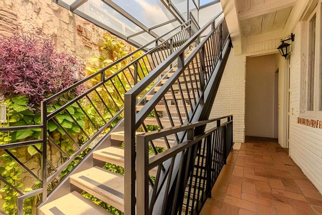 5 Bedroom House in the Walled City with Pool - 3