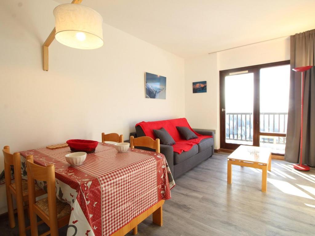 Studio rénové 4 pers avec balcon sud, proche pistes et commerces, casier à skis, parking - FR-1-687-33 - 1