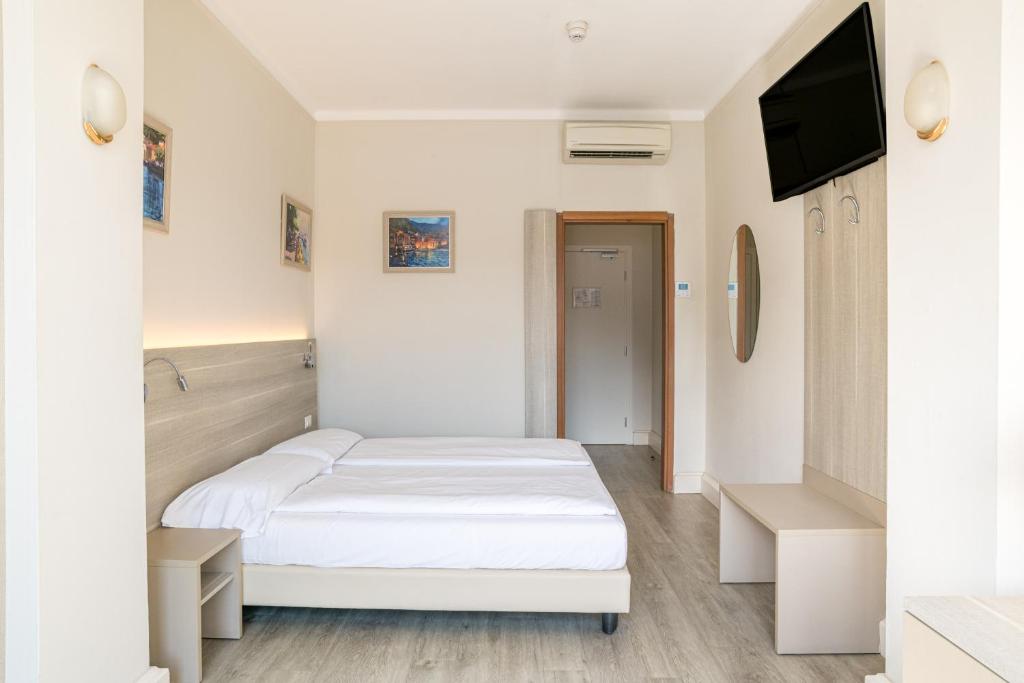 Hotel Bazzoni — Hotel rooms in Tremezzo, Lombardy