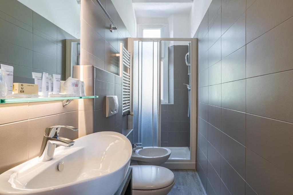 Hotel Bazzoni — Hotel rooms in Tremezzo, Lombardy