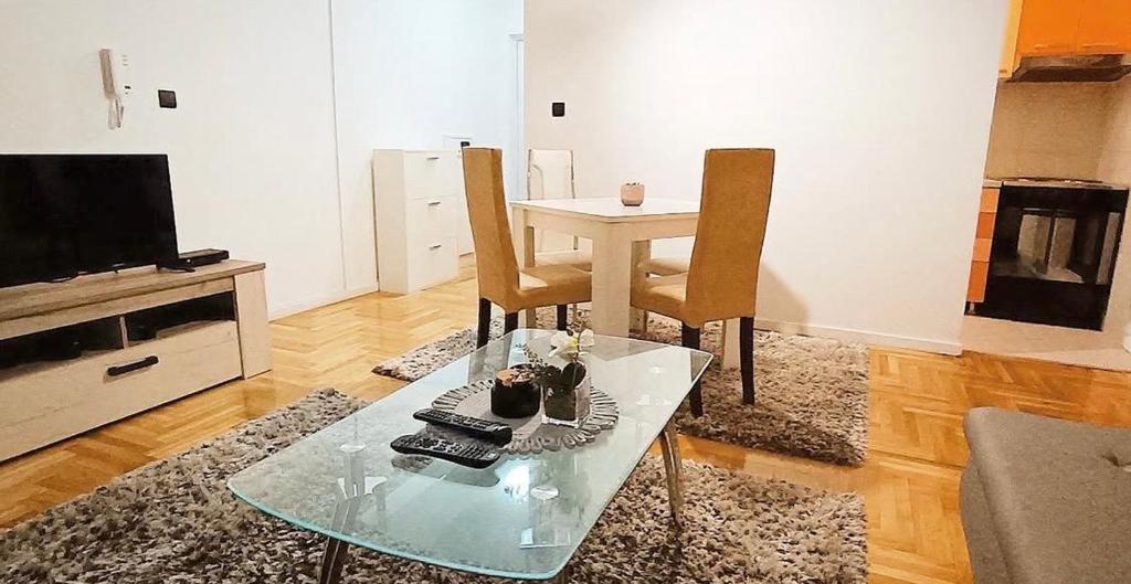 Apartment Eleven - 3