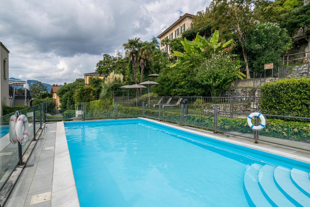 Hotel Bazzoni — Swimming pool in Tremezzo, Lombardy