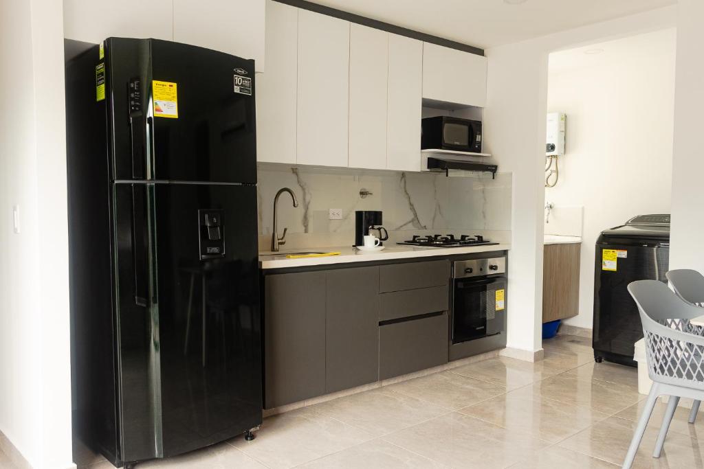 Frente al mall Viva Envigado, AC, moderno - 1