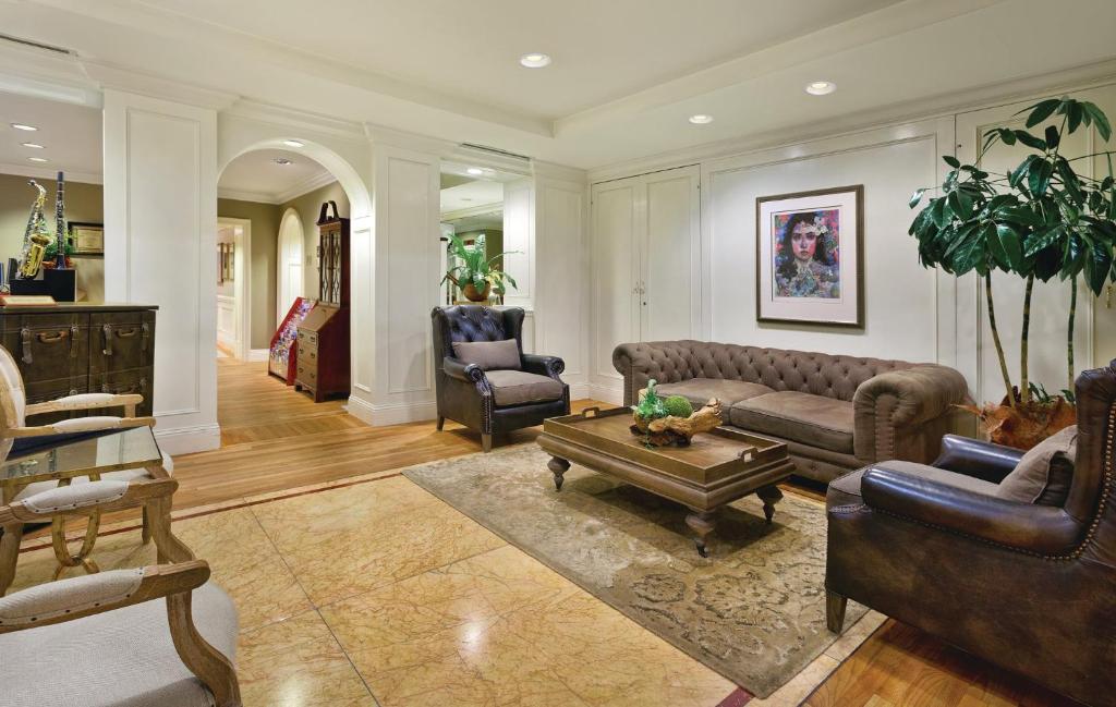 인 앳 더 오페라 거실