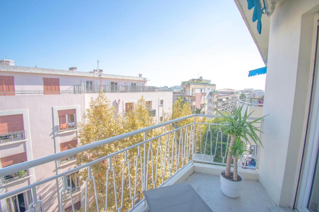 Bright 1Bedroom Apartment, Steps to Juan les Pins Beach - 4