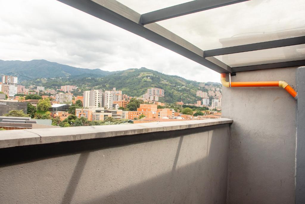 Frente a Viva Envigado, AC, moderno e iluminado - 2