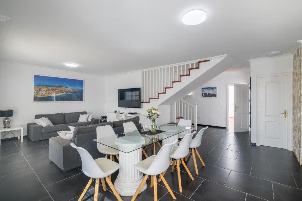 BEAUTIFUL VILLA - 4 bedrooms, heated pool, 2 priv car park places, fibre net, PS5, tv channels - 4