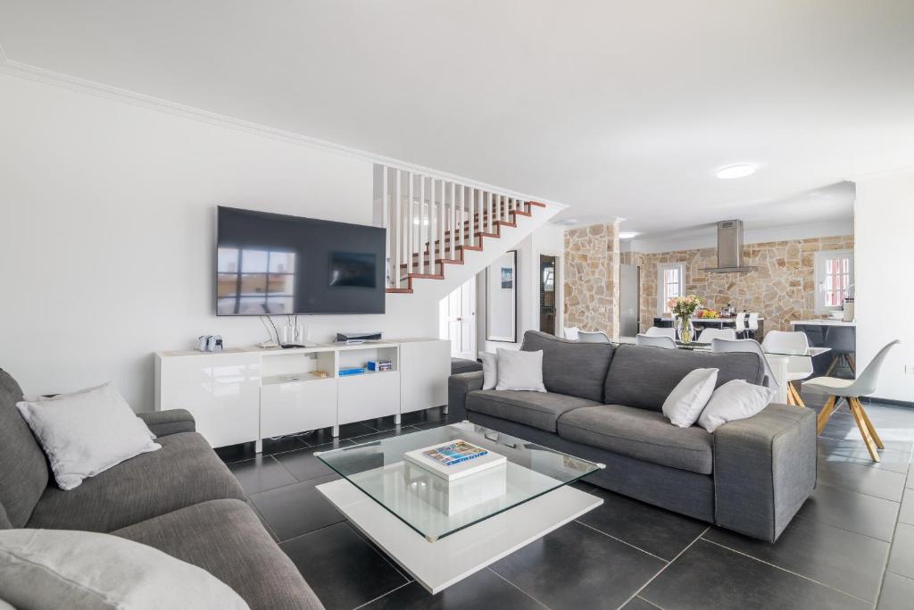 BEAUTIFUL VILLA - 4 bedrooms, heated pool, 2 priv car park places, fibre net, PS5, tv channels - 5