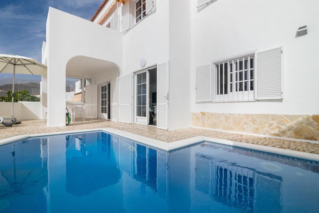 BEAUTIFUL VILLA - 4 bedrooms, heated pool, 2 priv car park places, fibre net, PS5, tv channels - 1