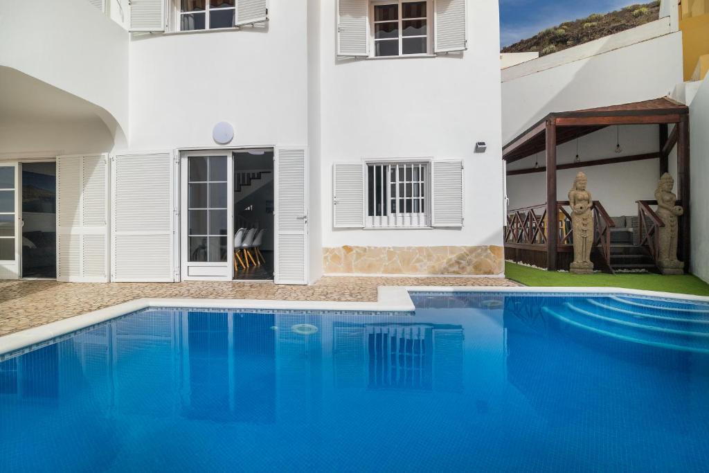 BEAUTIFUL VILLA - 4 bedrooms, heated pool, 2 priv car park places, fibre net, PS5, tv channels - 3