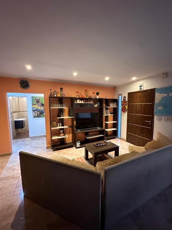 Trainer Center House - 1