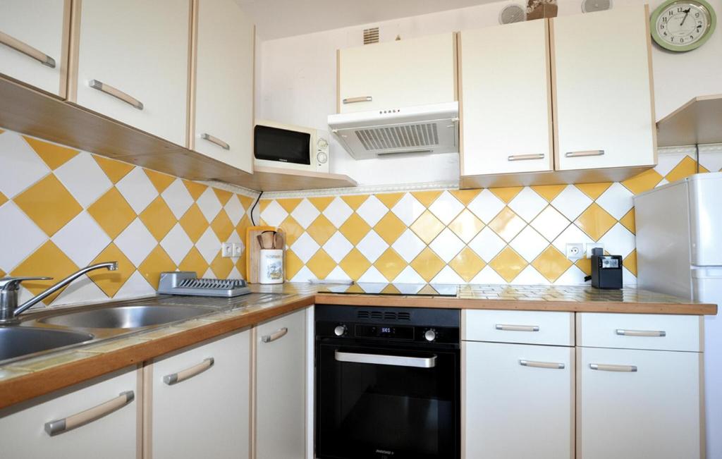 2 Bedroom Nice Apartment In Saint-Cyprien Plage - 5