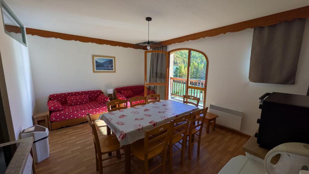 Appartement 4 pièces pour 6-8 personnes, 2 chambres, 1 cabine, 2 canapés-lit double dans le salon, au pied des pistes et piscine l'été, wifi fibre - 2