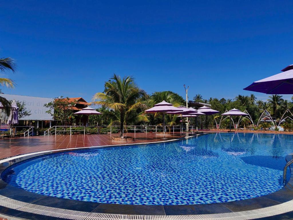 Rooster Mekong Garden and Villas スイミングプール