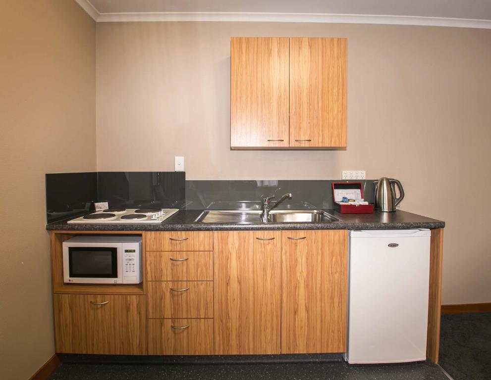 Kitchen, Allan Court Motel in Dunedin