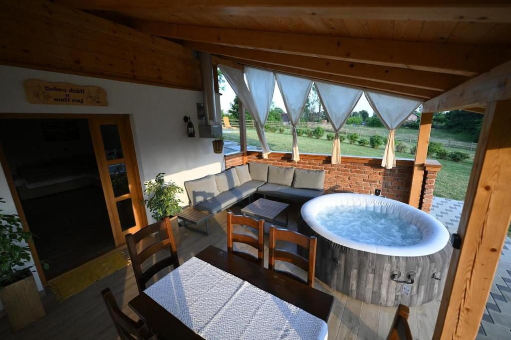 Wooden fairy tale vacation house 외관 또는 내부 전경