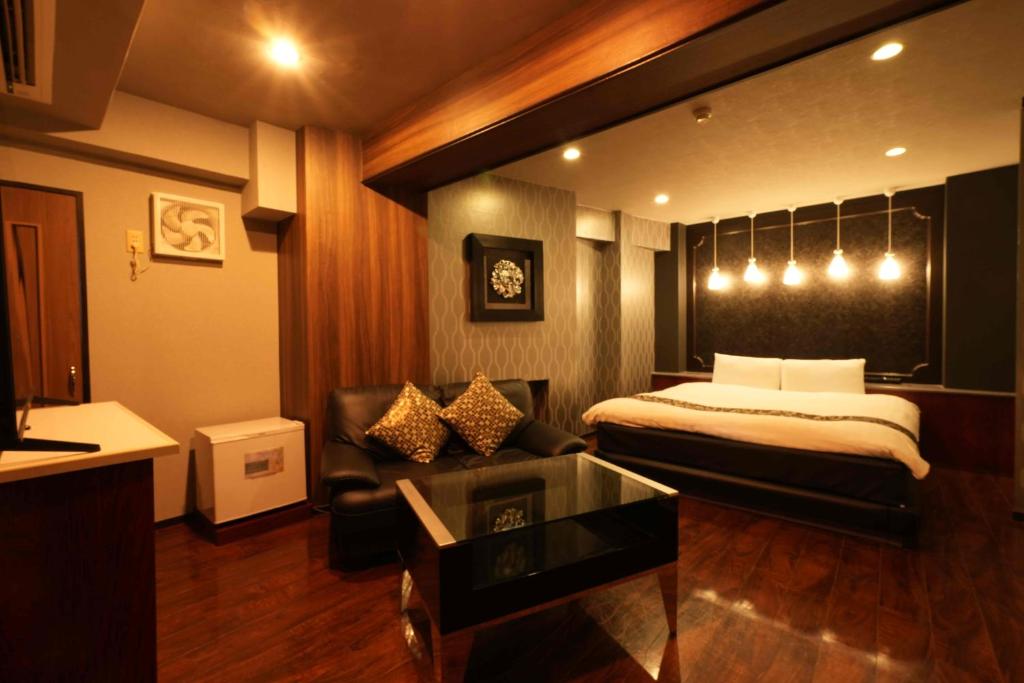 Nuda by H-Seven (Adult Only)