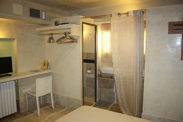 Room 2p & bathroom - 2