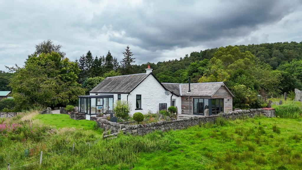 Blair Cottage, Rowardennan - pet-friendly stay