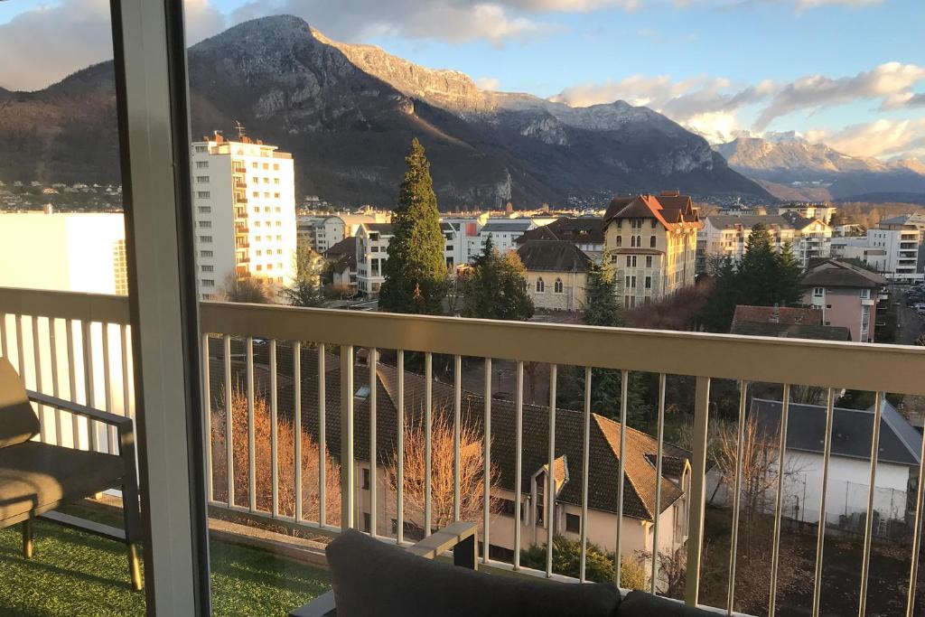 Panorama Stay, Pool, Balcony and Mountain View - 3