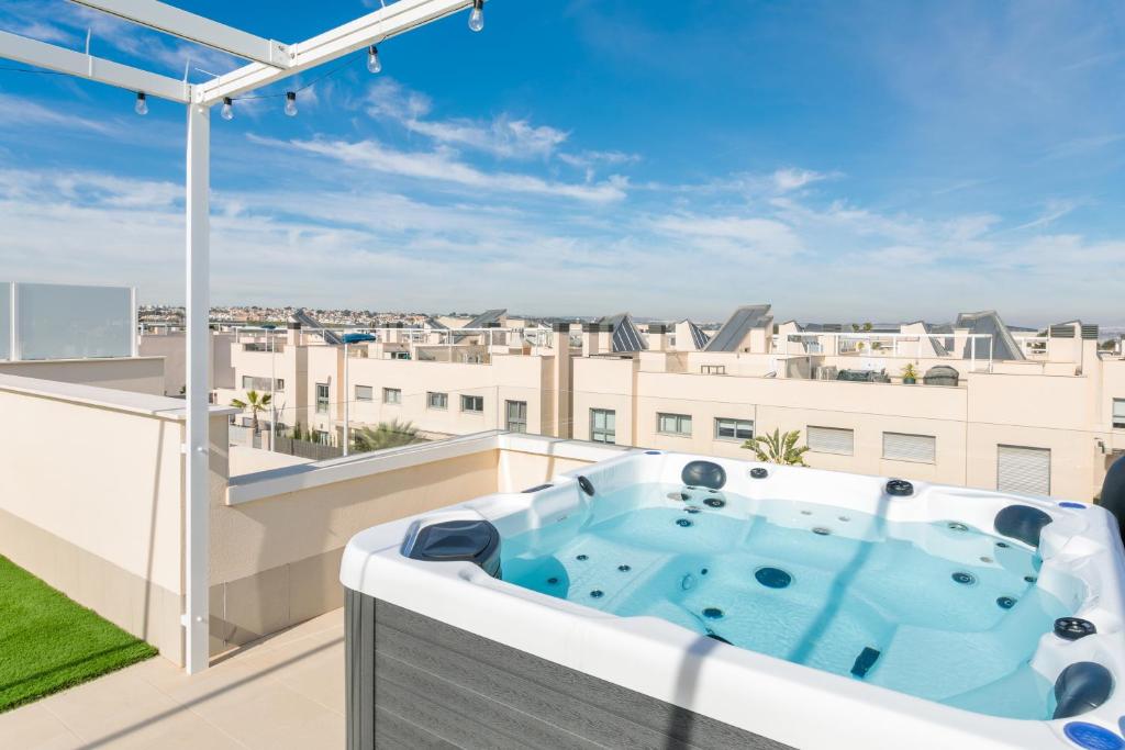 Private jacuzzi, heated pool, summer kitchen, AC - 1