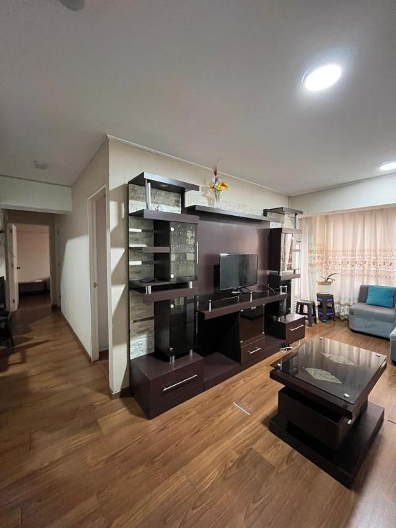 Habitación con cama matrimonial en dpto tipo roomie - 1