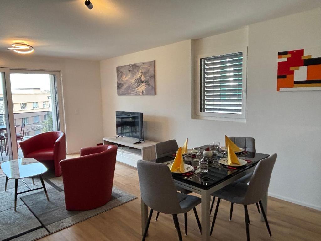 2 steps from Lake and Montreux Center - 5