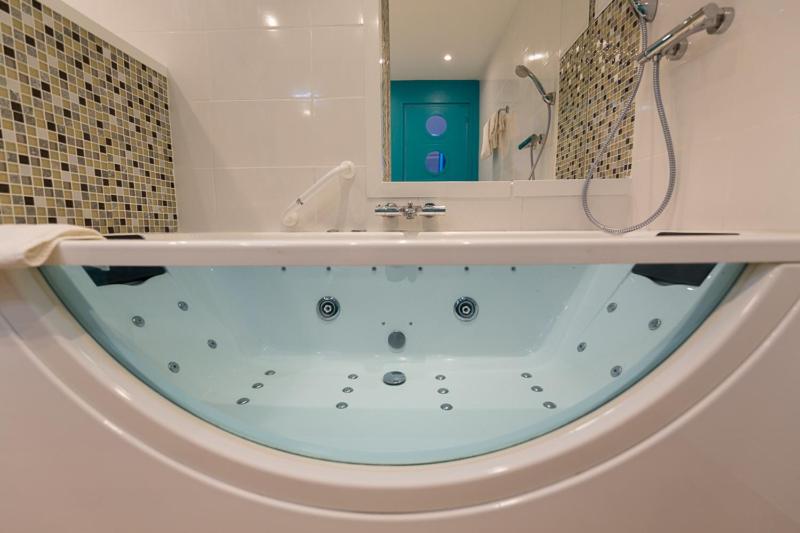 Bathroom, Cit'Hotel Le Regina Bordeaux Gare Saint-Jean in Bordeaux