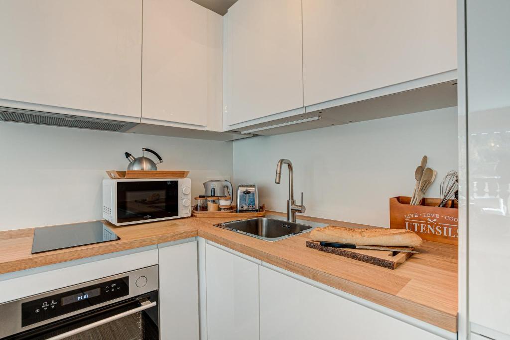 Apartment Mika, Alpes Agency, Slope side location, Central Chamonix, Sleeps 4-6 - 4