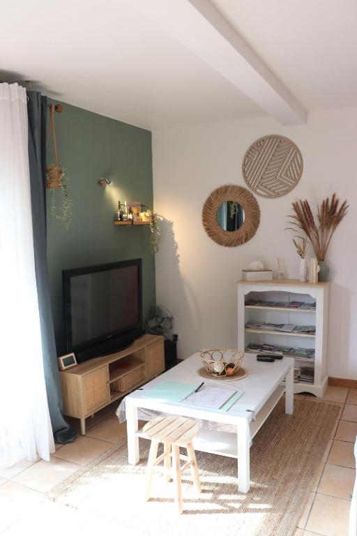 Grand studio en rez de jardin avec terrasse parking motos - 2