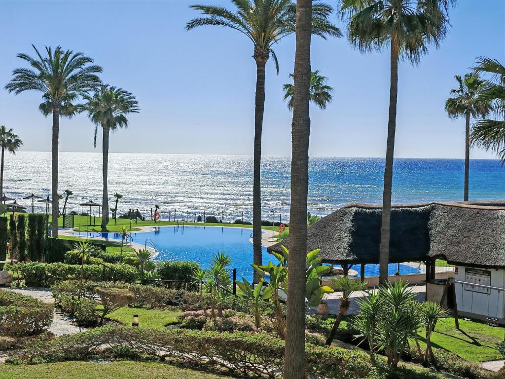 Stylish Beachfront apt with sea view - 2