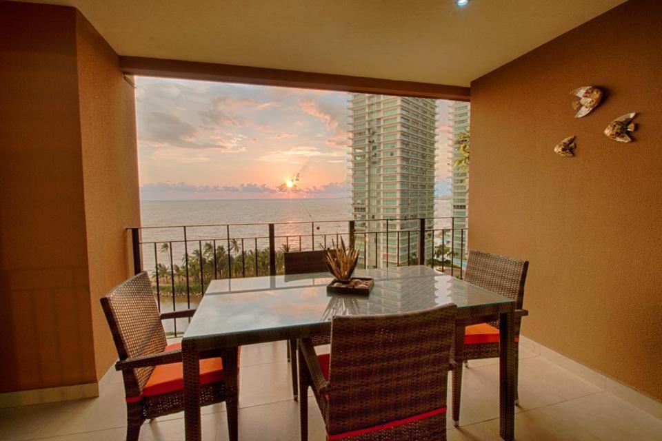 Pools, Gym and Restaurant, Beachfront 1BR - 1