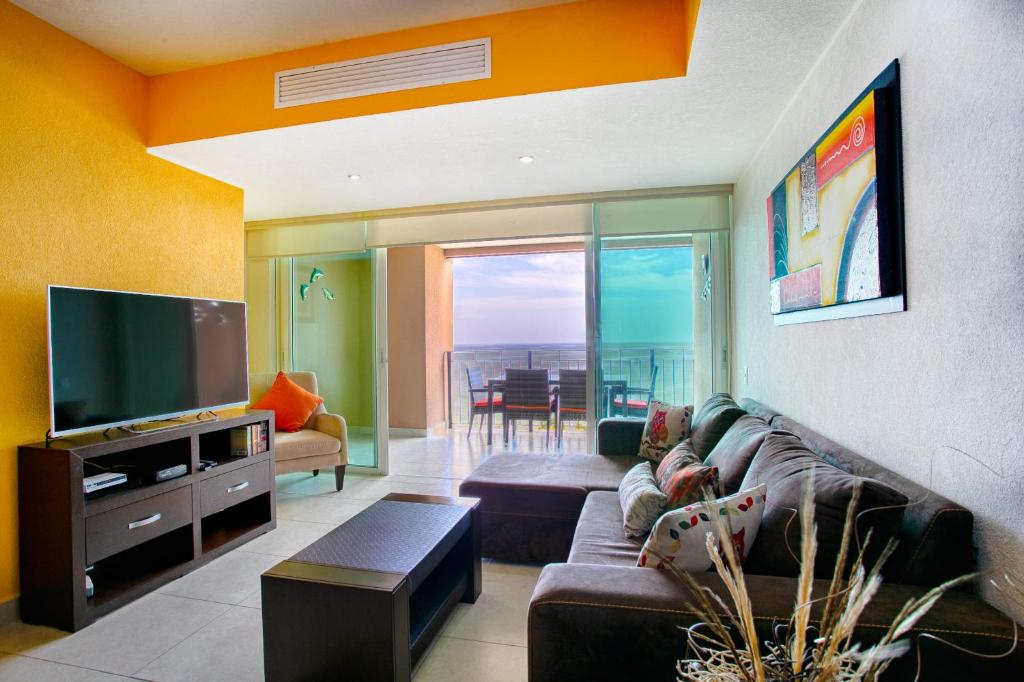 Pools, Gym and Restaurant, Beachfront 1BR - 3