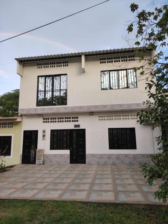 Apartamento Completo Cerca al Terminal con Parqueadero y Aire AC - 2