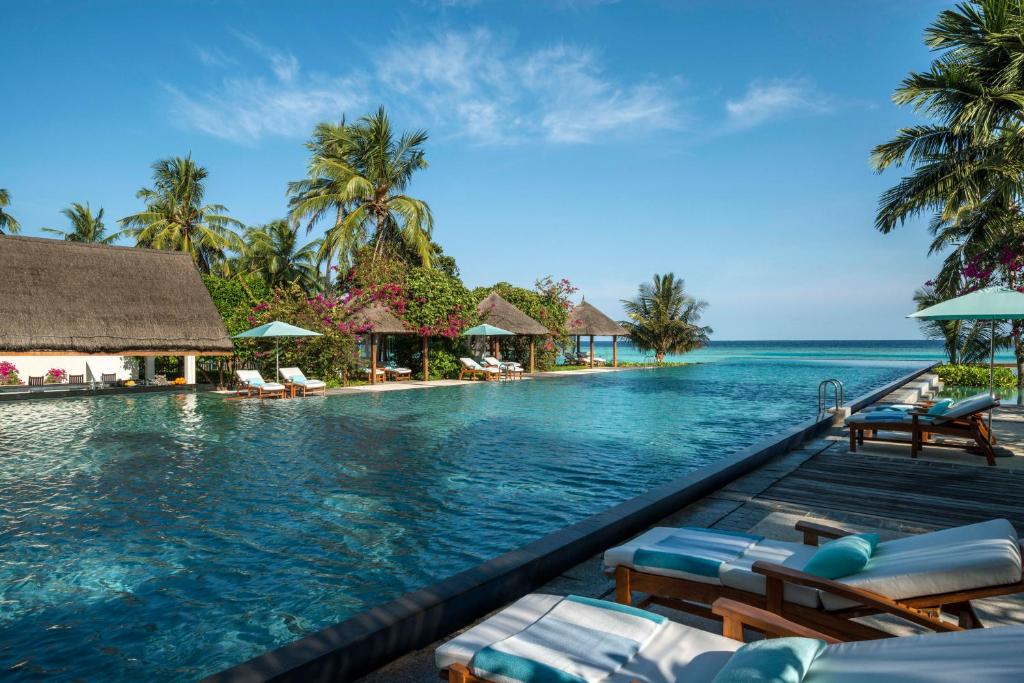 Four Seasons Resort Maldives at Landaa Giraavaru — Swimming pool in Baa Atoll, Baa