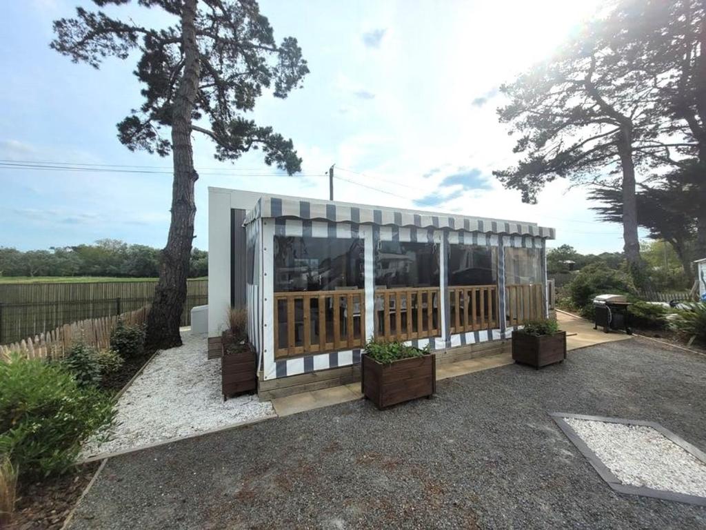 Mobil-home moderne avec piscine couverte, proche mer, 6 pers, animaux admis - FR-1-777-25 - 2