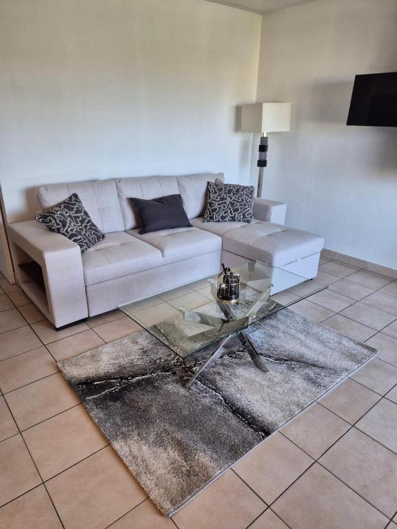 Charming 2 bedroom with sea view, pool and parking - 2