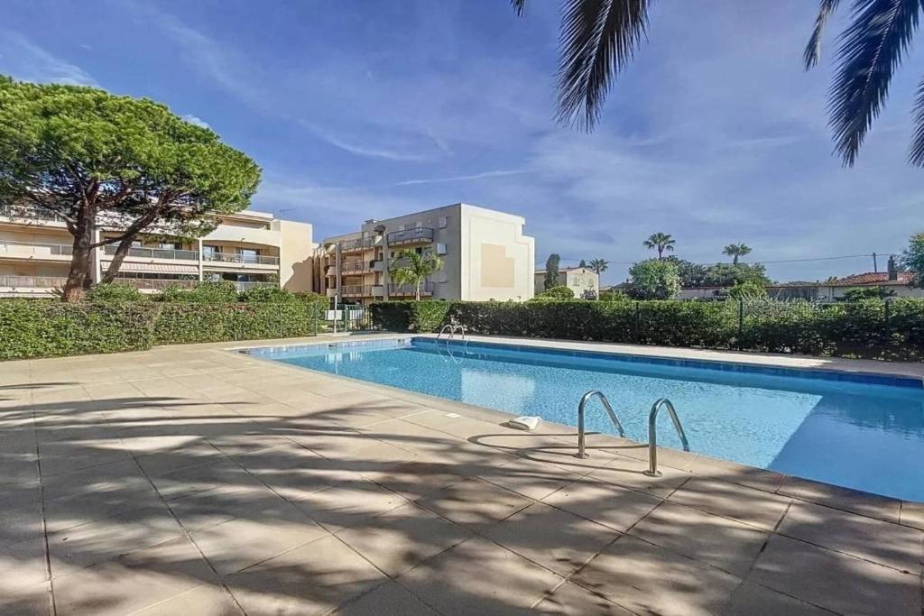 Charming 2 bedroom with sea view, pool and parking - 4